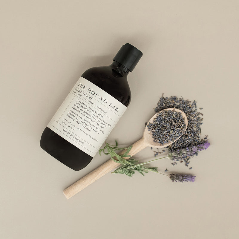 Dog wash made with the gentlest natural ingredients, this mild calming blend harnesses the power of Aloe and Raw Hemp Seed Oil to minimise dryness and irritation in even the most sensitive and itchy skin types. 